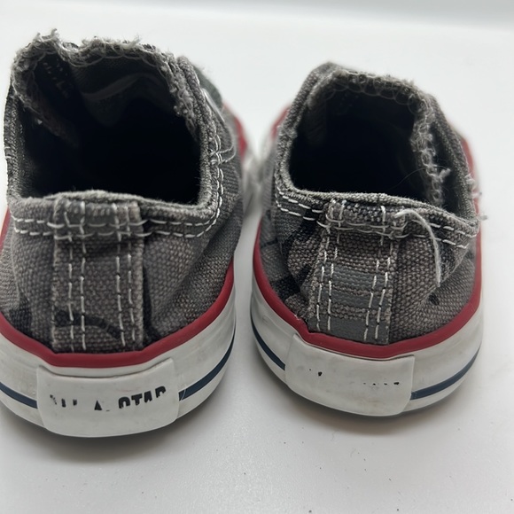 Converse Infant grey camo canvas low top Chucks. Size 4 - Picture 4 of 8